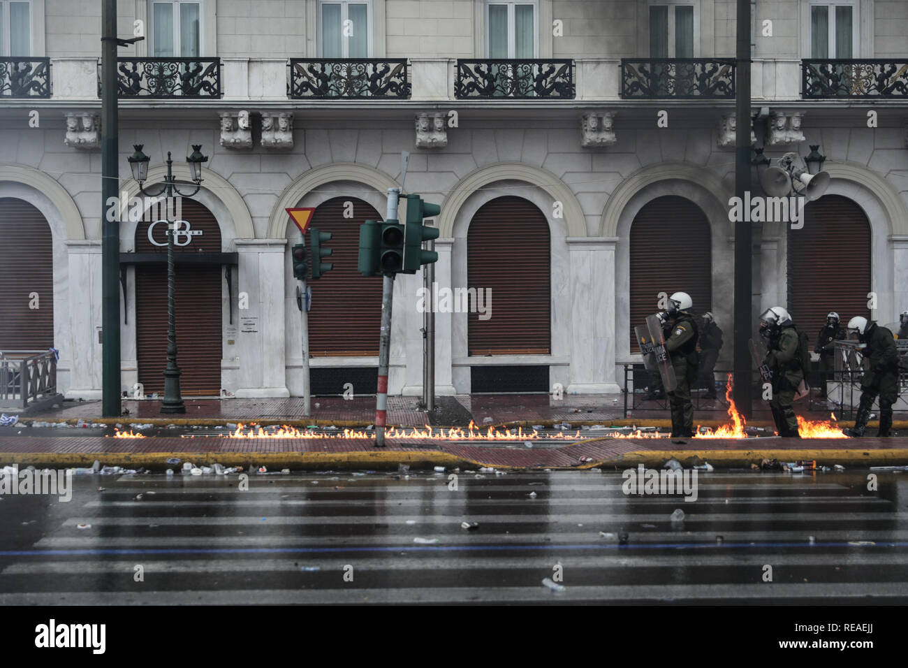 Atene, Grecia. Xx gen, 2019. Greco di polizia antisommossa scontro con i dimostranti durante una manifestazione di protesta contro la Macedonia nome trattativa in Atene, Grecia, il 20 gennaio 2019. Un rally di massa tenuto davanti al parlamento greco ad Atene oltre la Macedonia nome trattativa è stato segnato da violenti scontri di domenica. Piazza Syntagma è stata convertita in un campo di battaglia quando manifestanti incappucciati, cercando di entrare nel cortile del Parlamento, gettò rocce e firebombs alla polizia. Le forze di polizia usato gas lacrimogeni per respingere il tentativo. Credito: Lefteris Partsalis/Xinhua/Alamy Live News Foto Stock