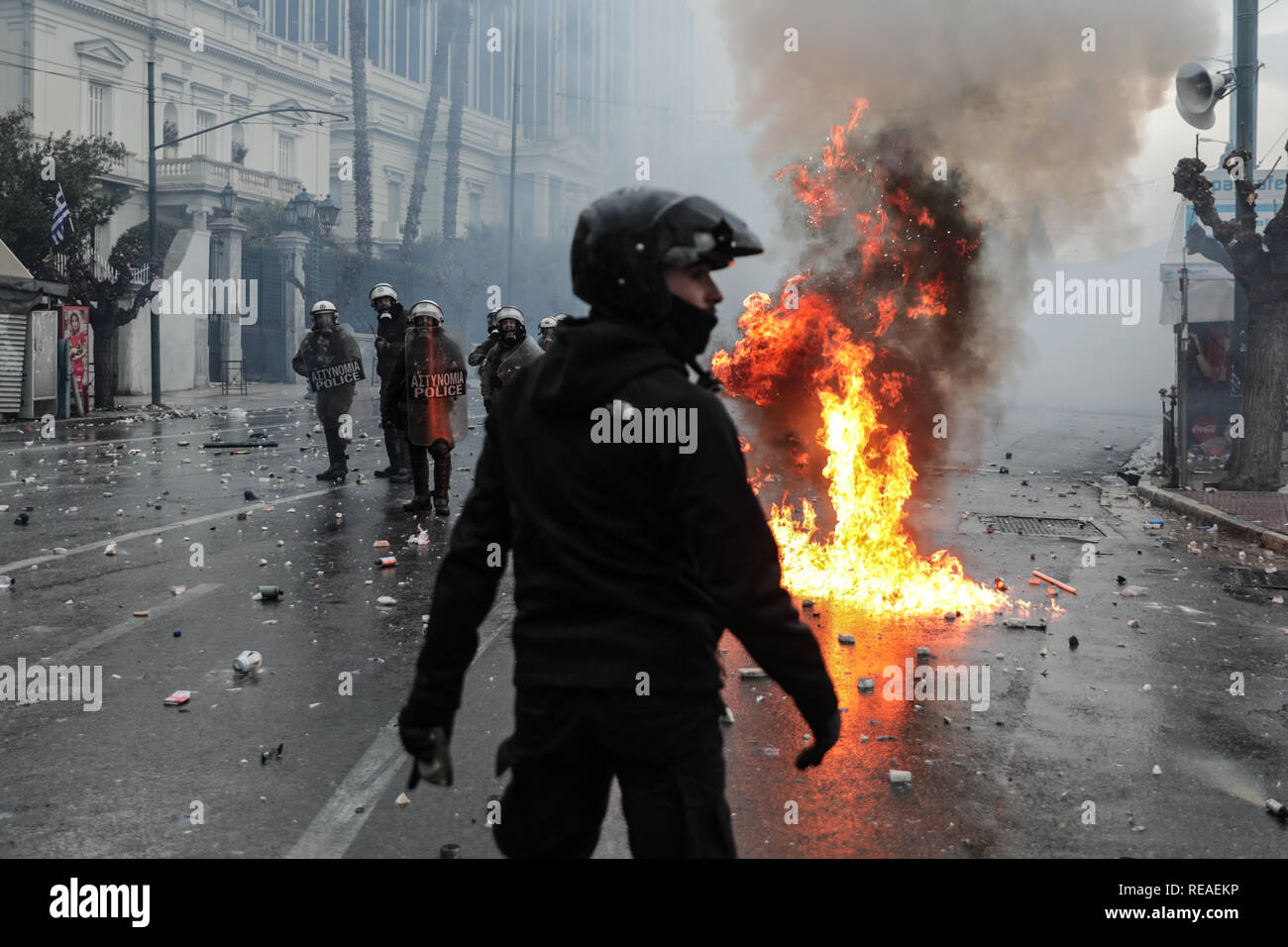 Atene, Grecia. Xx gen, 2019. Greco di polizia antisommossa scontro con i dimostranti durante una manifestazione di protesta contro la Macedonia nome trattativa in Atene, Grecia, il 20 gennaio 2019. Un rally di massa tenuto davanti al parlamento greco ad Atene oltre la Macedonia nome trattativa è stato segnato da violenti scontri di domenica. Piazza Syntagma è stata convertita in un campo di battaglia quando manifestanti incappucciati, cercando di entrare nel cortile del Parlamento, gettò rocce e firebombs alla polizia. Le forze di polizia usato gas lacrimogeni per respingere il tentativo. Credito: Lefteris Partsalis/Xinhua/Alamy Live News Foto Stock