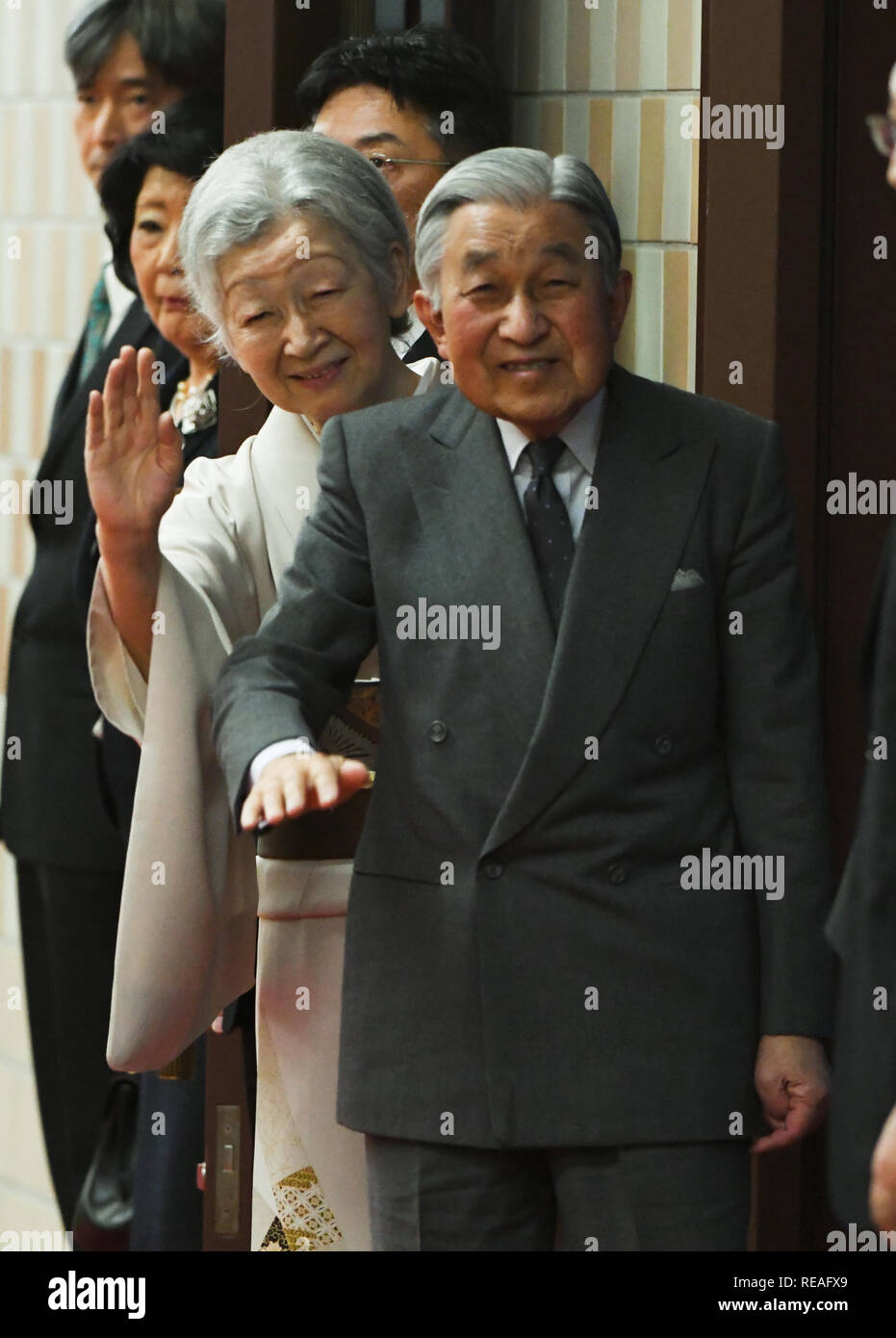 Tokyo, Giappone. Xx gen, 2019. Le Loro Maestà Imperiale imperatore Akihito e MICHIKO imperatrice del Giappone arriva per il Tokyo Grand Sumo torneo al Ryogoku Kokugikan. Akihito è programmato per abdicare il 30 aprile 2019, a causa di età e salute in declino. A lui va il successo da suo figlio, il Principe ereditario Naruhito. Credito: Ramiro Agustin Vargas Tabares/ZUMA filo/Alamy Live News Foto Stock