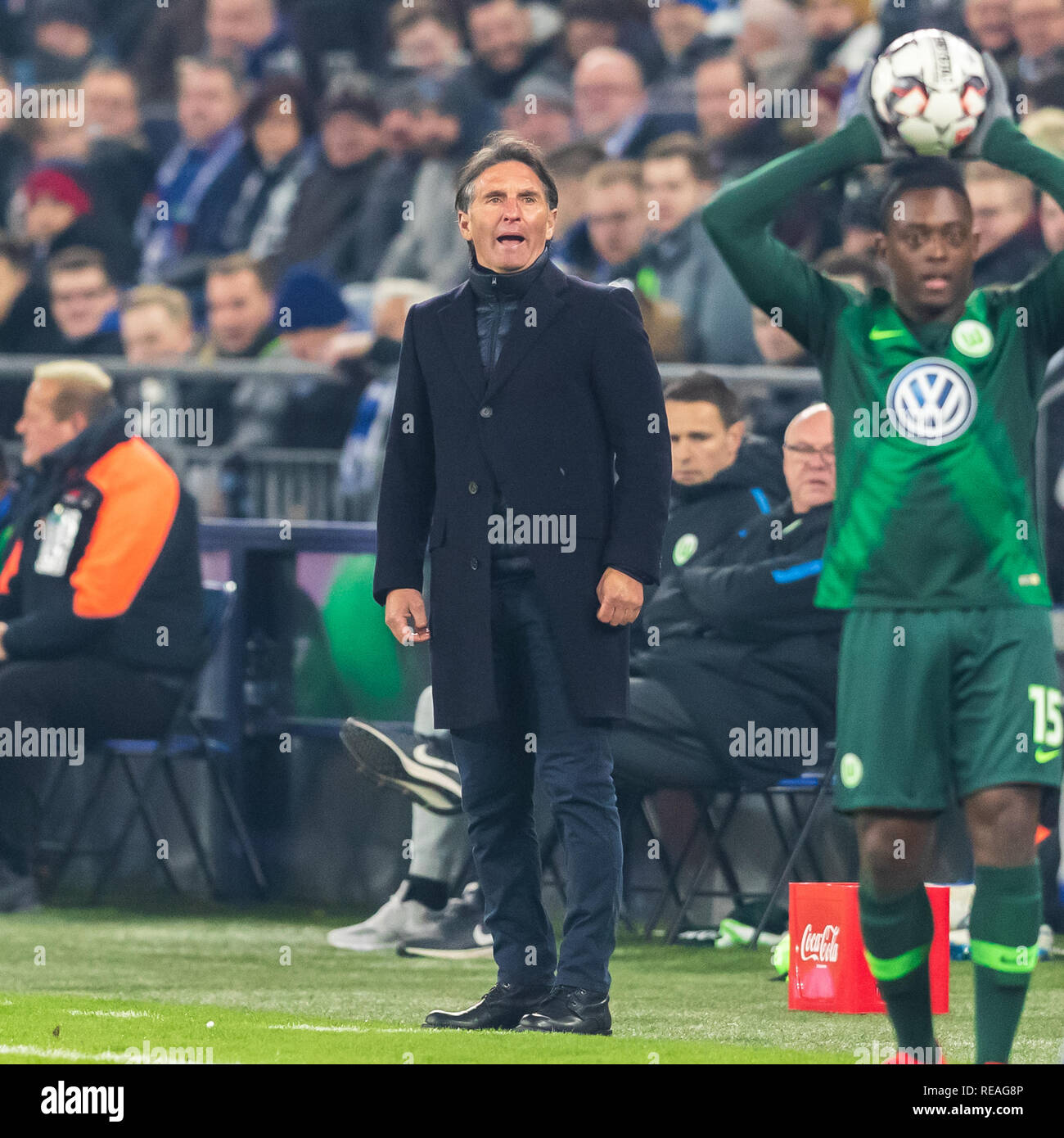 Gelsenkirchen, Germania 20 gennaio 2019 Soccer: Schalke 04 v VFL Wolfsburg L+R Bruno Labbadia pullman di VFL Wolfsburg Foto Stock