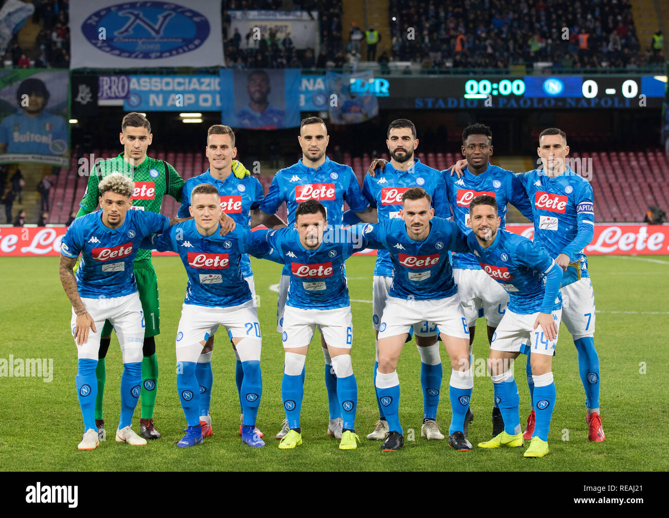 Napoli Team line-ups durante la serie di una partita di calcio tra SSC Napoli e la S.S. Lazio presso lo Stadio San Paolo. (Punteggio finale Napoli 2 - 1 Lazio) Foto Stock