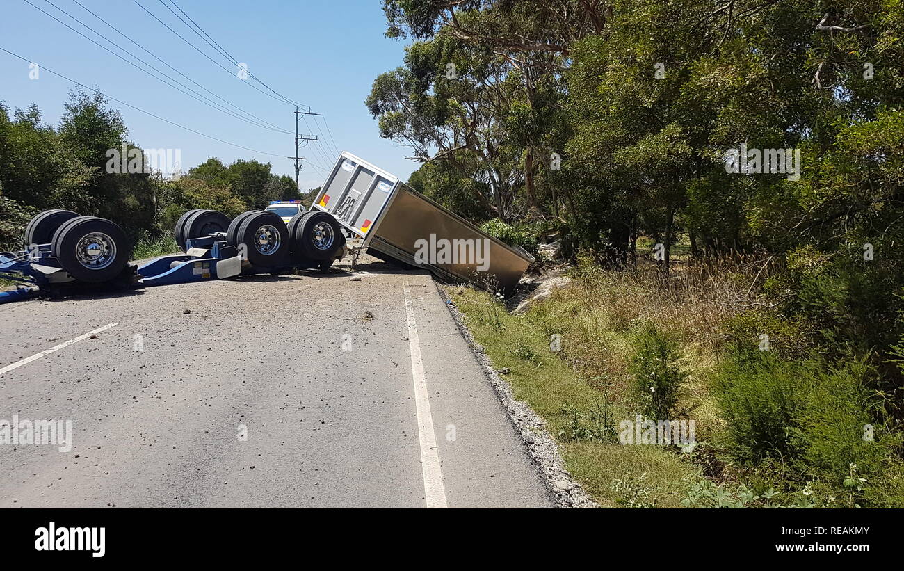Lang Lang, Victoria, Australia. Il 21 gennaio, 2019. Carrello incidente in Lang Lang Victoria Australia su Westernport Rd la strada sarà chiuso per le prossime 4 ore + Credito: Eric Eichin/Alamy Live News Foto Stock