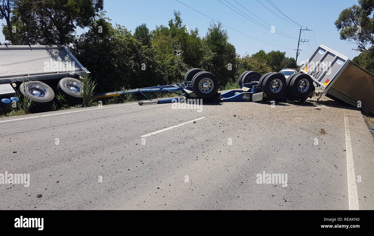 Lang Lang, Victoria, Australia. Il 21 gennaio, 2019. Carrello incidente in Lang Lang Victoria Australia su Westernport Rd la strada sarà chiuso per le prossime 4 ore + Credito: Eric Eichin/Alamy Live News Foto Stock