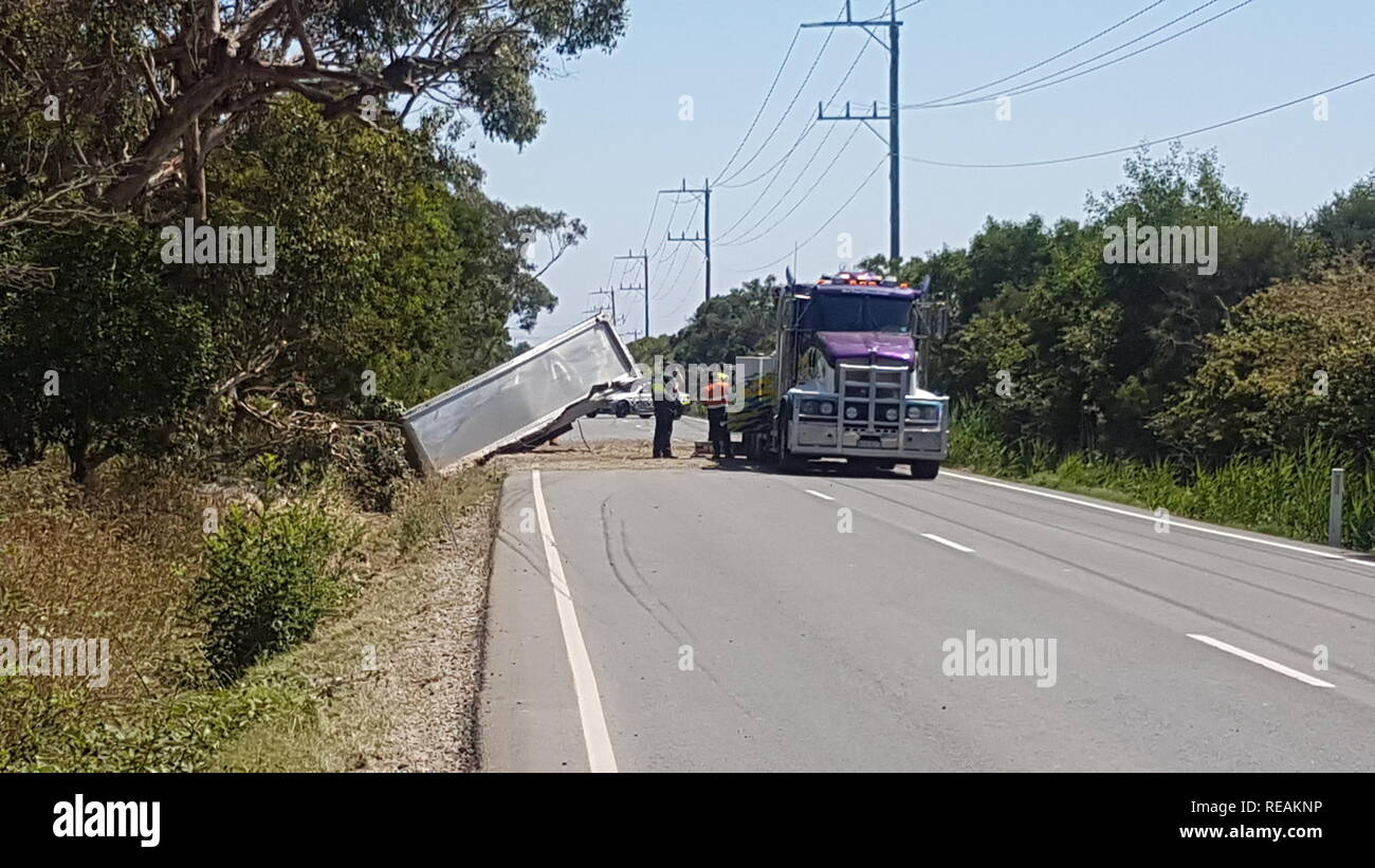 Lang Lang, Victoria, Australia. Il 21 gennaio, 2019. Carrello incidente in Lang Lang Victoria Australia su Westernport Rd la strada sarà chiuso per le prossime 4 ore + Credito: Eric Eichin/Alamy Live News Foto Stock