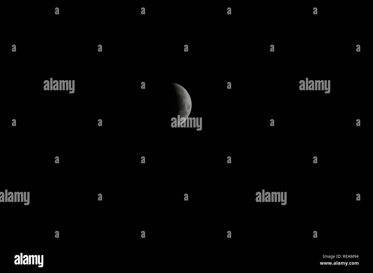 Eclissi lunare del xxi Jan 2019. Tempo chiaro su ancora una notte fredda ha permesso una visualizzazione ottimale di questa congiunzione solare. Preso da Southsea seafront in Hampshire REGNO UNITO. Questo pic è parte di una serie di immagini prese ad intervalli regolari da circa un terzo della luna sia oscurata attraverso l'ultima occhiata del direttamente la luce del sole riflessa e appena prima che la luna girata rosso sangue. Foto Stock