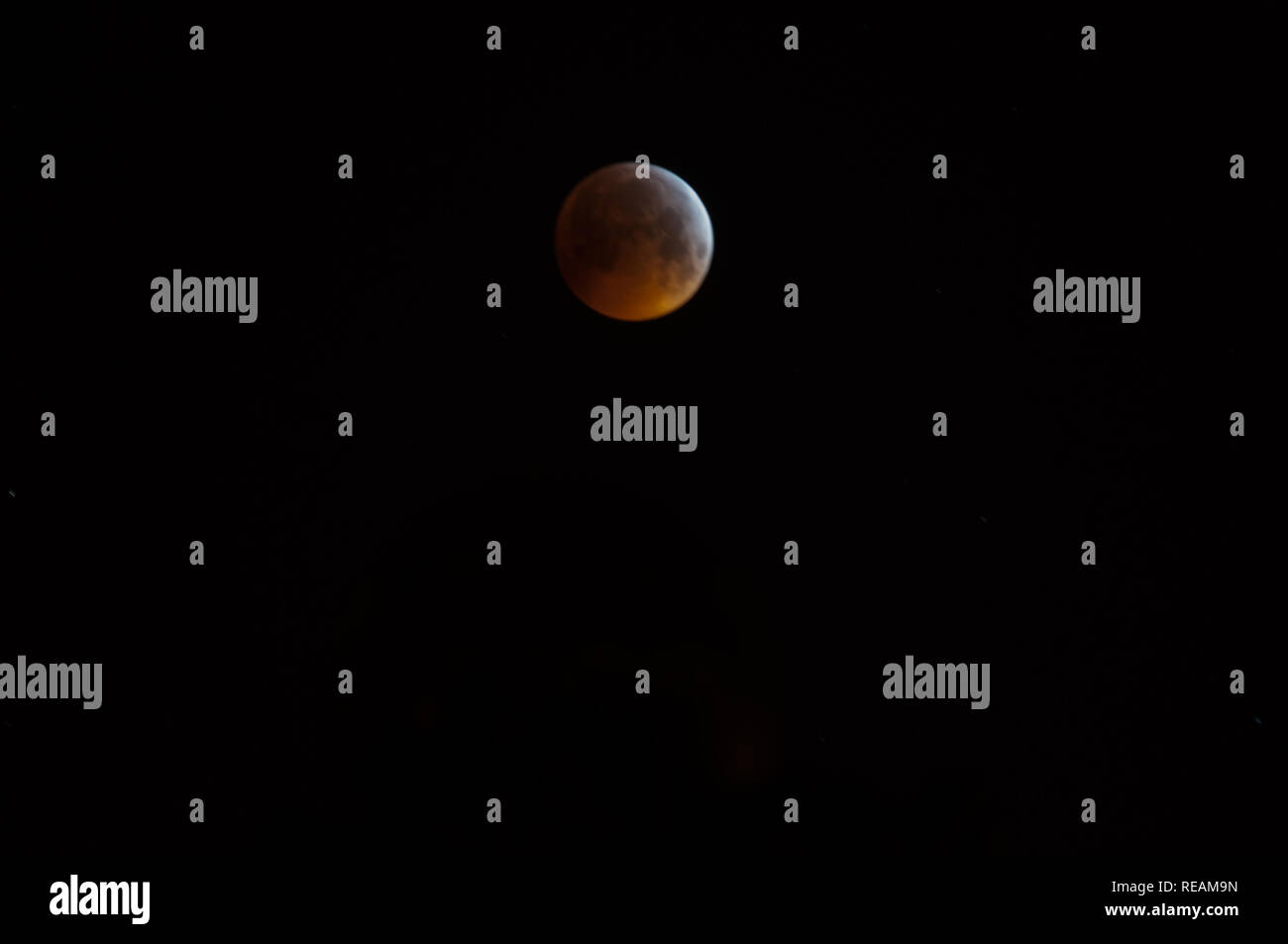 Eclissi lunare del xxi Jan 2019. Tempo chiaro su ancora una notte fredda ha permesso una visualizzazione ottimale di questa congiunzione solare. Preso da Southsea seafront in Hampshire REGNO UNITO. Questo pic è parte di una serie di immagini prese ad intervalli regolari da circa un terzo della luna sia oscurata attraverso l'ultima occhiata del direttamente la luce del sole riflessa e appena prima che la luna girata rosso sangue. Foto Stock