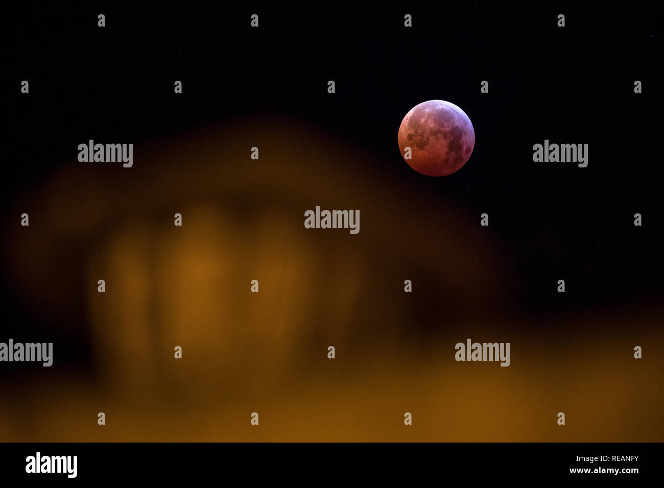 La prima eclisse lunare dell'anno ha avuto luogo. Questo fenomeno ha il nome di Super Luna Rossa o lupo luna di sangue. Il Portogallo guardato l'anno solo eclissi lunare totale all'alba dalla domenica al lunedì. Foto Stock