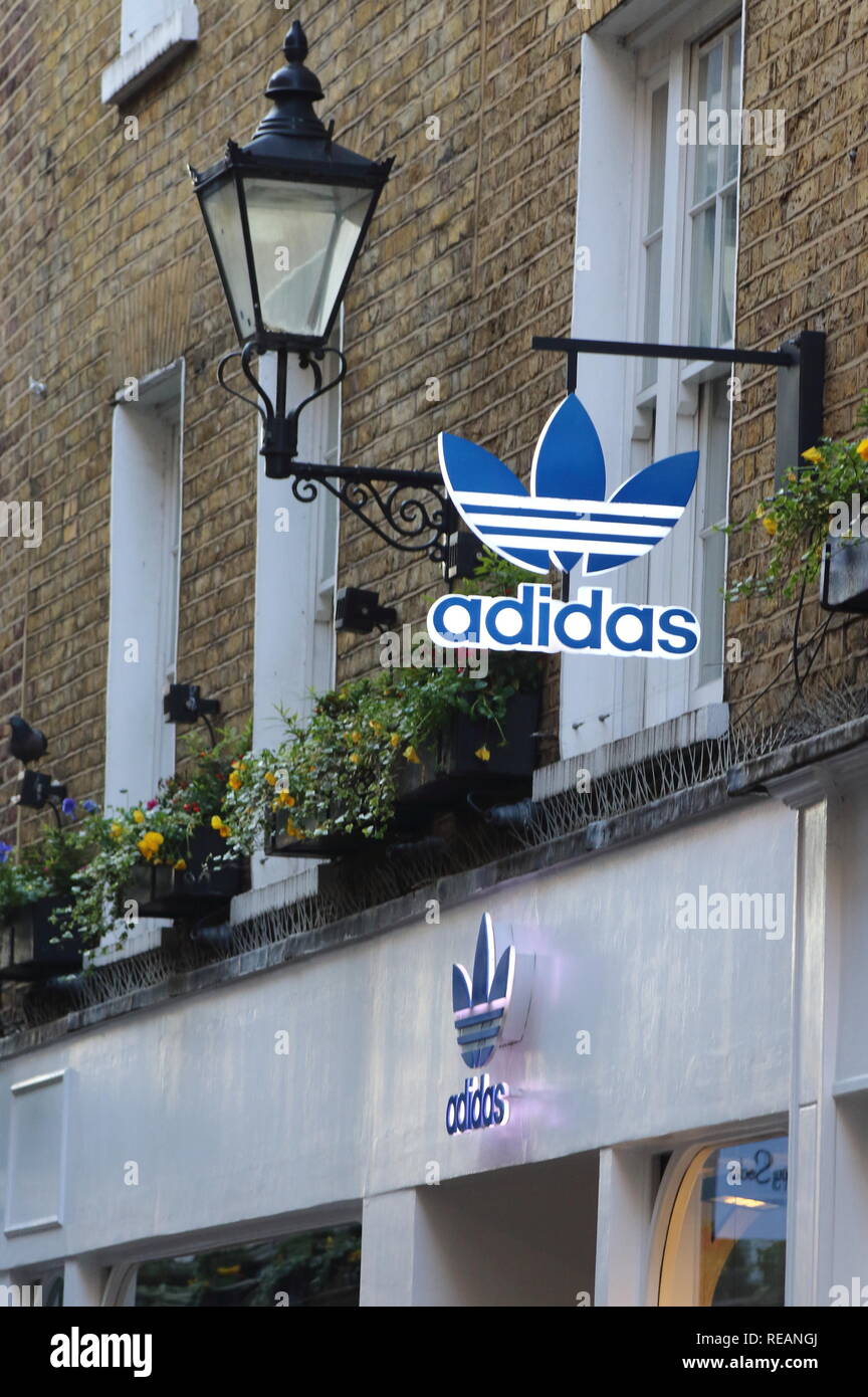 Adidas logo del marchio visto in Carnaby Street a Londra, Regno Unito Foto  stock - Alamy
