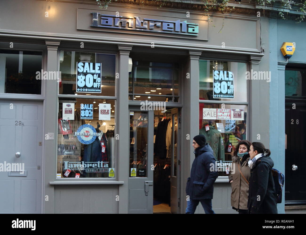 Lambretta logo del marchio visto in Carnaby Street a Londra, Regno Unito. Foto Stock