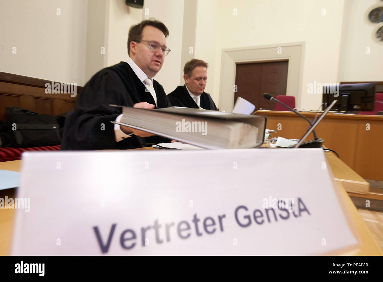 Koblenz, Germania. Xxi gen, 2019. Il procuratore generale Christopher fare Paco Quesado (r) e il Procuratore Generale Volker Blindert si stanno preparando per la sperimentazione in aula dell'Alta Corte Regionale. Un 23-anno-vecchio convenuta è accusato di giunzione del terrorismo islamista Ahrar organizzazione al-Sham nella città siriana di Deir ez-Zor nel 2013. È probabile che il siriano aveva già partecipato a una resistenza armata gruppo contro il regime del righello siriano Bashar al-Assad a partire dal 2011. Credito: Thomas Frey/dpa/Alamy Live News Foto Stock