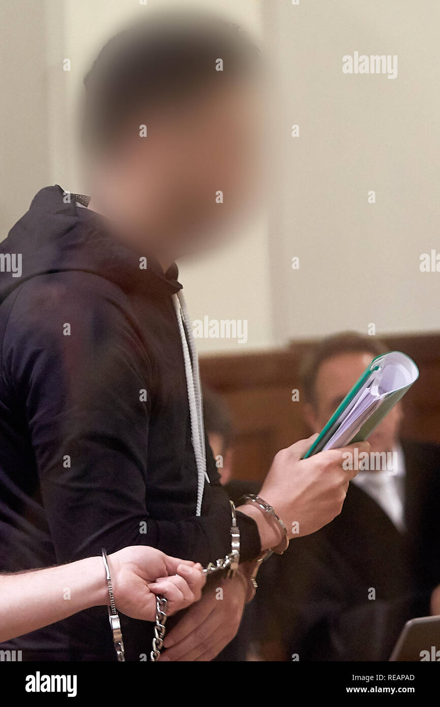 Koblenz, Germania. Xxi gen, 2019. Il 23-anno-vecchio convenuta entra nell'aula dell'Alta Corte Regionale. Egli è accusato di aver aderito al terrorismo islamista Ahrar organizzazione al-Sham nella città siriana di Deir ez-Zor nel 2013. È probabile che il siriano aveva già partecipato a una resistenza armata gruppo contro il regime del righello siriano Bashar al-Assad a partire dal 2011. Credito: Thomas Frey/dpa - ATTENZIONE: persona sono stato disturbato per motivi legali su istruzione della corte./dpa/Alamy Live News Foto Stock