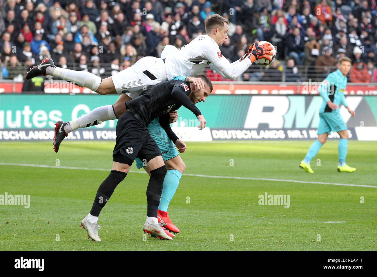 Francoforte, Deutschland. Xix gen, 2019. Da sinistra: Ante Rebic (Eintracht Francoforte, 4) Portiere Alexander Schwolow (SC Friburgo, 1) Dominique Heintz (SC Freiburg, 23), - Valori predefiniti del DFL Lega calcio tedesca: è vietato giocare nello stadio e/o giocare per essere usati o riciclati registrazioni fotografiche in forma di sequenza di immagini e/o video-come le gallerie di foto. | Utilizzo di credito in tutto il mondo: dpa/Alamy Live News Foto Stock