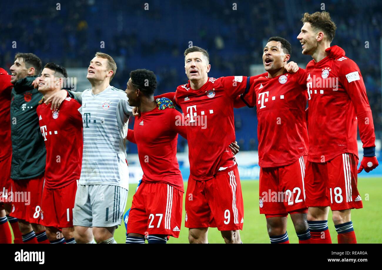 Calcio - Bundesliga - TSG 1899 Hoffenheim v Bayern Munich - PreZero Arena, Sinsheim, Germania - 18 gennaio 2019 del Bayern Monaco Robert Lewandowski, Leon Goretzka e compagni di squadra festeggiare davanti ai propri tifosi alla fine della partita REUTERS/Ralph Orlowski DFL regolamenti vietano qualsiasi uso di fotografie come sequenze di immagini e/o quasi-video | Per solo uso editoriale. Foto Stock