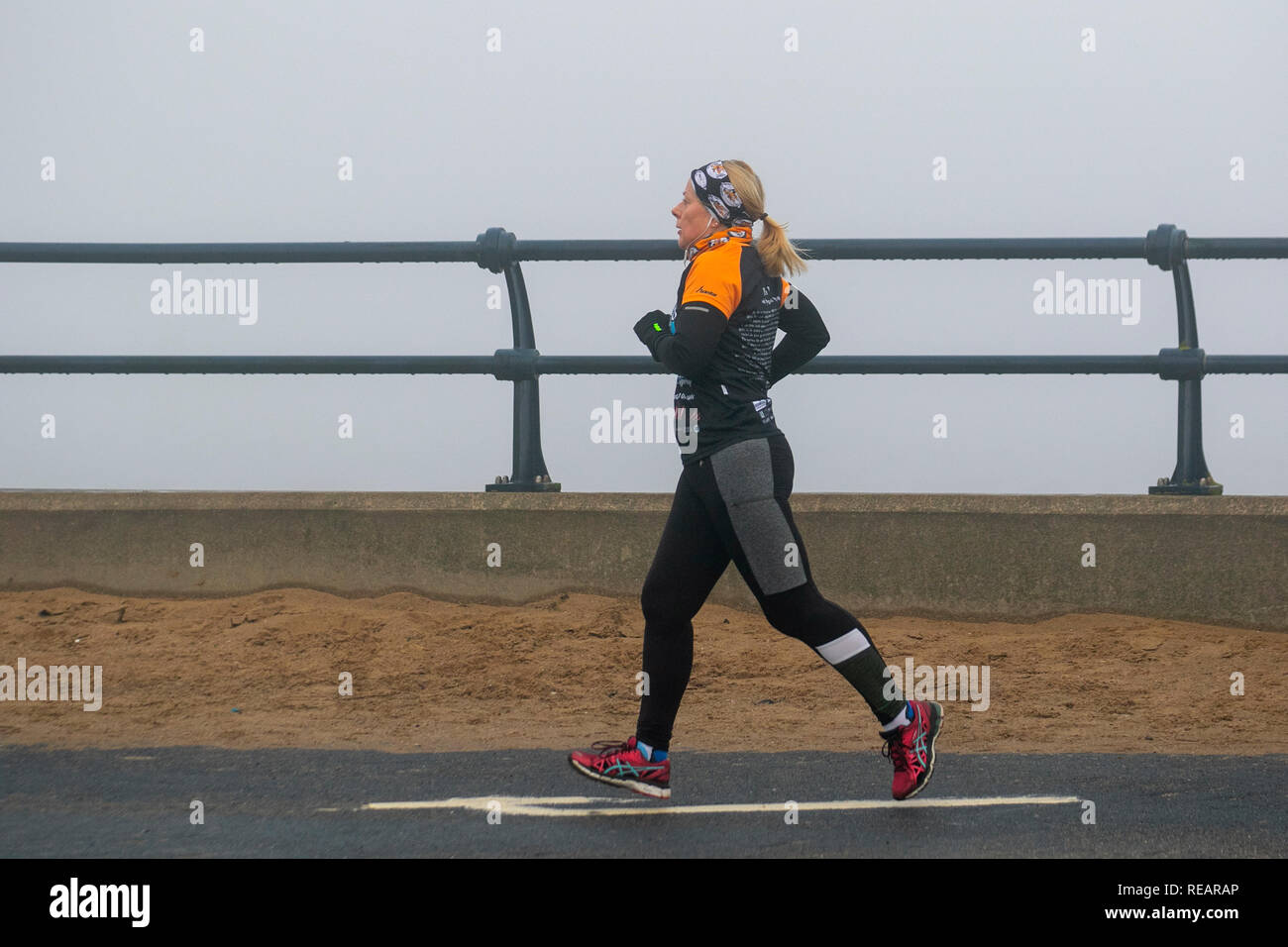 Southport, Merseyside. Xxi gen, 2019 UK Meteo. La nebbia inizia a blu lunedì. Un giorno nel calendario che è doppiato il più deprimenti giorno dell'anno? Un life coach è venuto in su con una formula che assertivamente mostra che il terzo lunedì di gennaio è quando le persone sono più suscettibili di essere miserabile - ed è catturata su, con la teoria di essere ripetuta di volta in volta ogni anno. Credito: MediaWorldImages/Alamy Live News Foto Stock