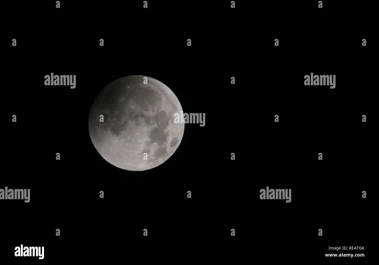 La striscia di Gaza. Xxi gen, 2019. La luna è visibile durante un'eclisse lunare di Gaza City, a gennaio 21, 2019. Credito: Stringer/Xinhua/Alamy Live News Foto Stock