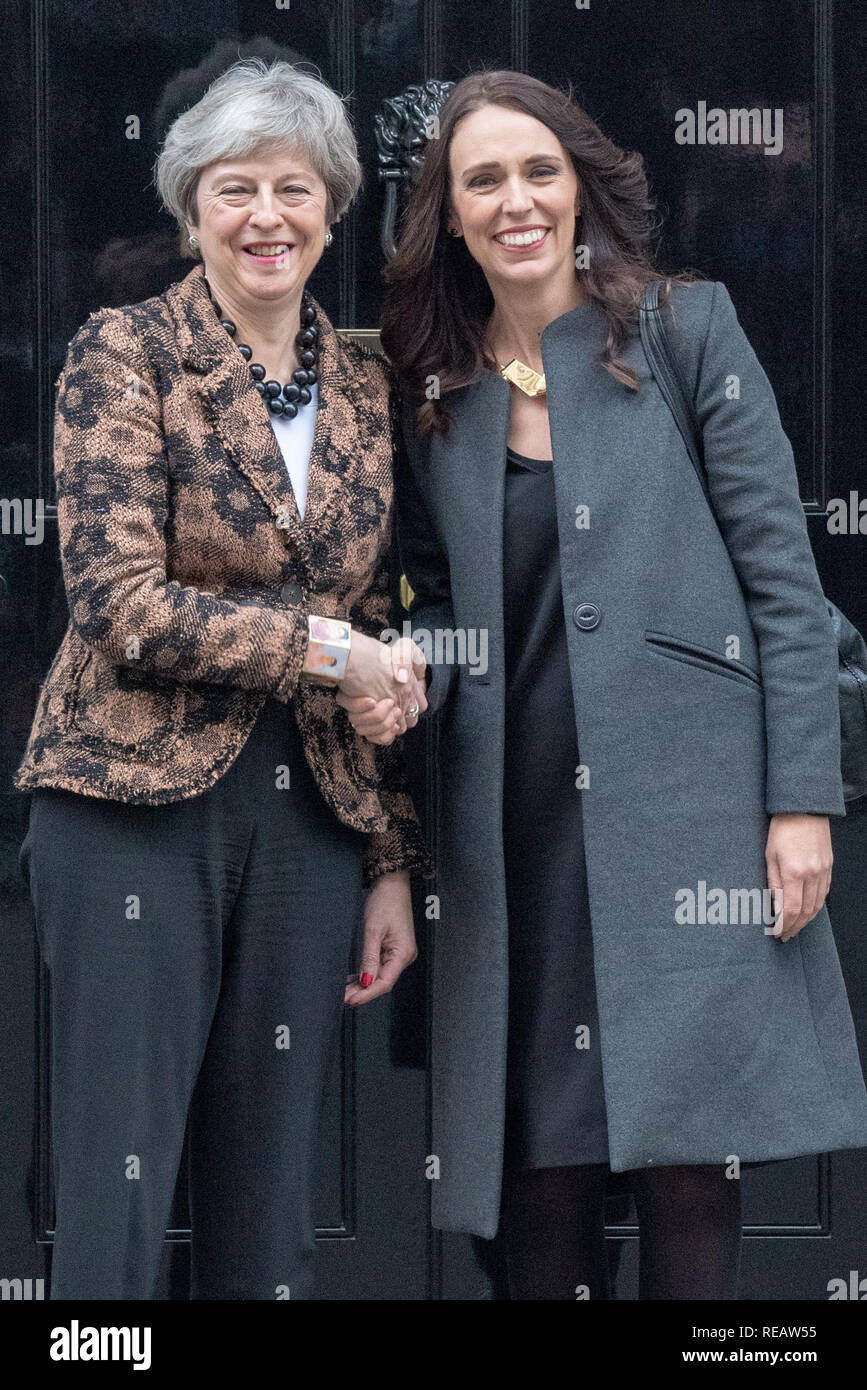 Londra, Regno Unito. Il 21 gennaio 2019. Theresa Maggio saluta il primo ministro neozelandese Jacinda Ardern al 10 di Downing Street. Credito: Peter Manning/Alamy Live News Foto Stock