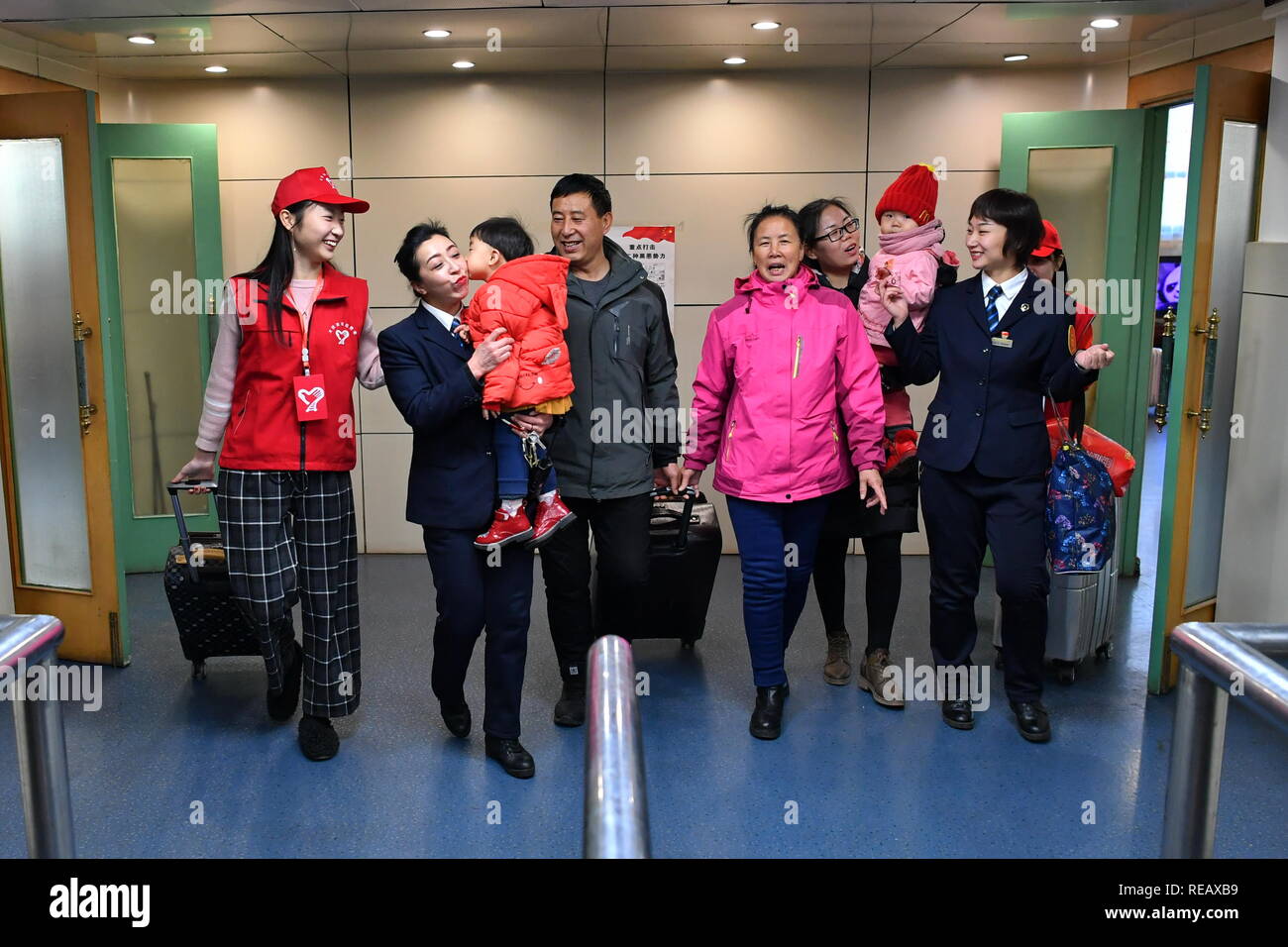 Taiyuan cinese nella provincia di Shanxi. Xxi gen, 2019. I membri del personale di madre e bambino in sala d'attesa escort passeggeri a Taiyuan Stazione Ferroviaria di Taiyuan, nel nord della Cina di nella provincia di Shanxi, Gennaio 21, 2019. Centinaia di milioni di cinesi tornare al loro villaggio ogni anno per il nuovo anno lunare, o Festival di Primavera, riunioni famigliari, formando così il Festival di Primavera di viaggio rush. Il Festival di Primavera inizierà il 5 febbraio di quest'anno. Il 40-day 2019 Festival di Primavera di viaggio rush ha iniziato a Gennaio 21, con 3 miliardi di viaggi dovrebbe essere fatto. Credito: Cao Yang/Xinhua/Alamy Live News Foto Stock