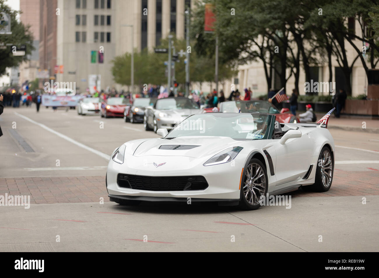 Houston, Texas, Stati Uniti d'America - 11 Novembre 2018: gli eroi americani Parade, Chevrolet Corvette, con bandierine americane, il trasporto di veterani militari verso il basso la Foto Stock