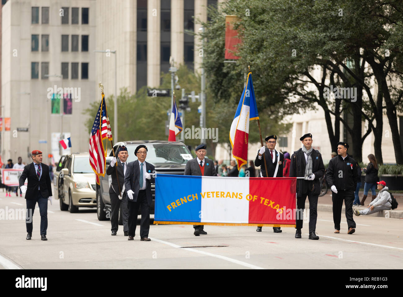 Houston, Texas, Stati Uniti d'America - 11 Novembre 2018: gli eroi americani Parade, francese i veterani del Texas, portando l'americano e bandiere francesi, marciando verso il basso t Foto Stock