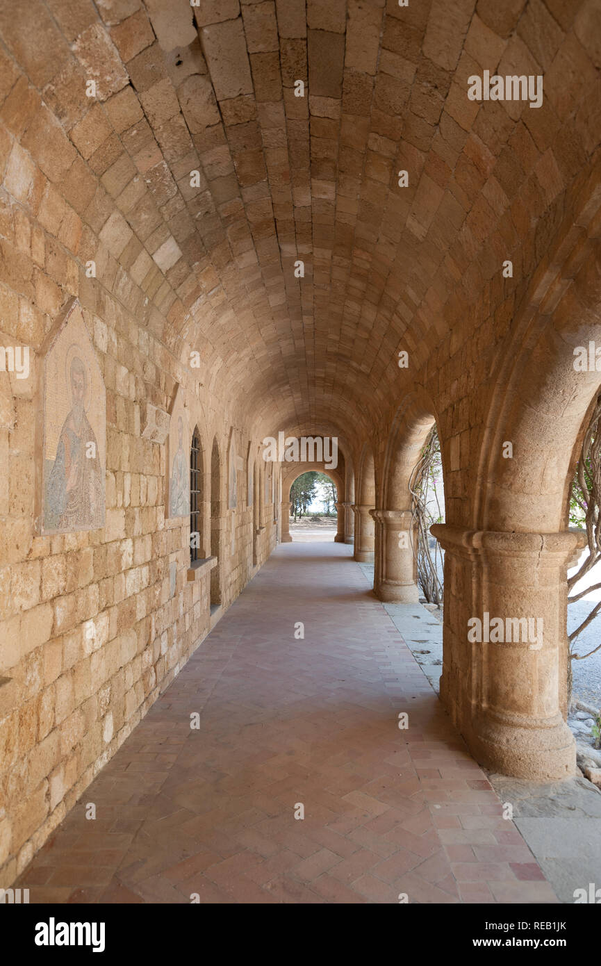 Isola di Rodi, Grecia. 05/28/2018. Monastero di Filerimos, muratura colonnato che corre lungo sagrato. Foto Stock