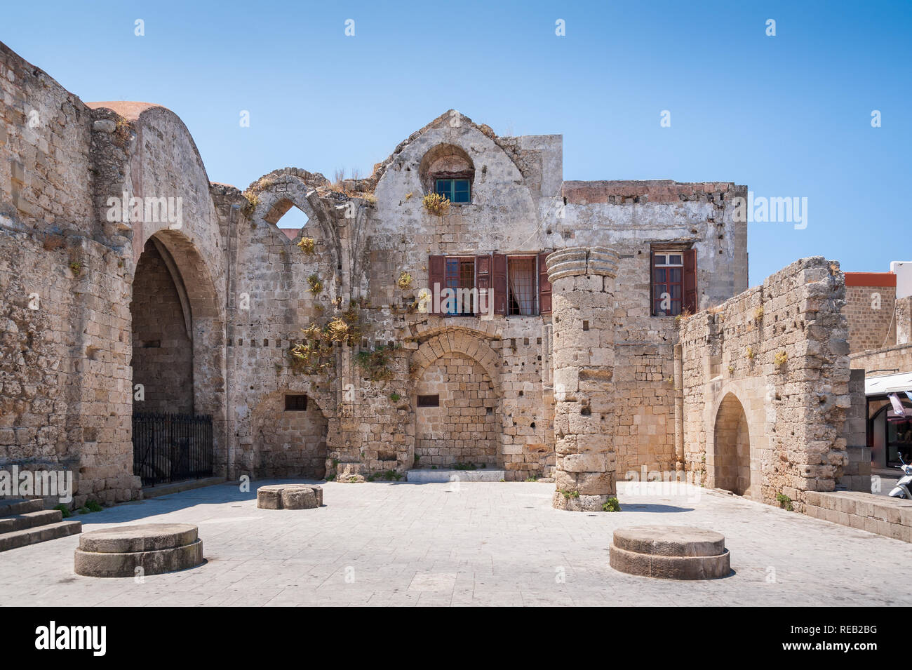 Rhodes, Grecia. Maggio 30, 2018. Resti della chiesa della Vergine dei Burgh. Parte di essa è utilizzata per abitazioni residenziali. Rhodes, Città Vecchia, Isola Foto Stock