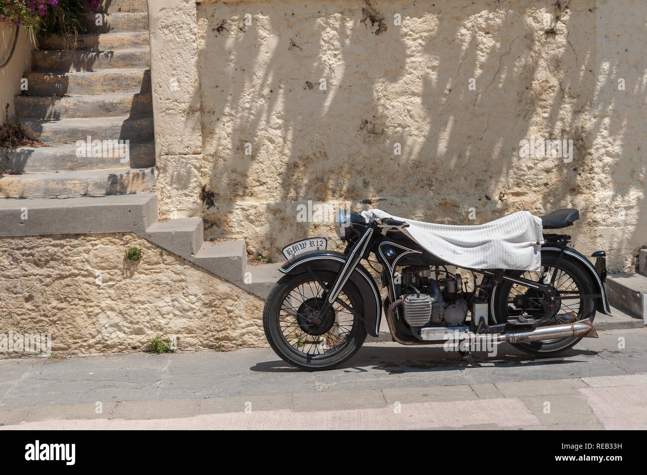 La città di Rodi, Grecia. 30/05/2018. BMW R12 motociclo coperto di asciugamano bianco per proteggere dal sole cocente. Foto Stock