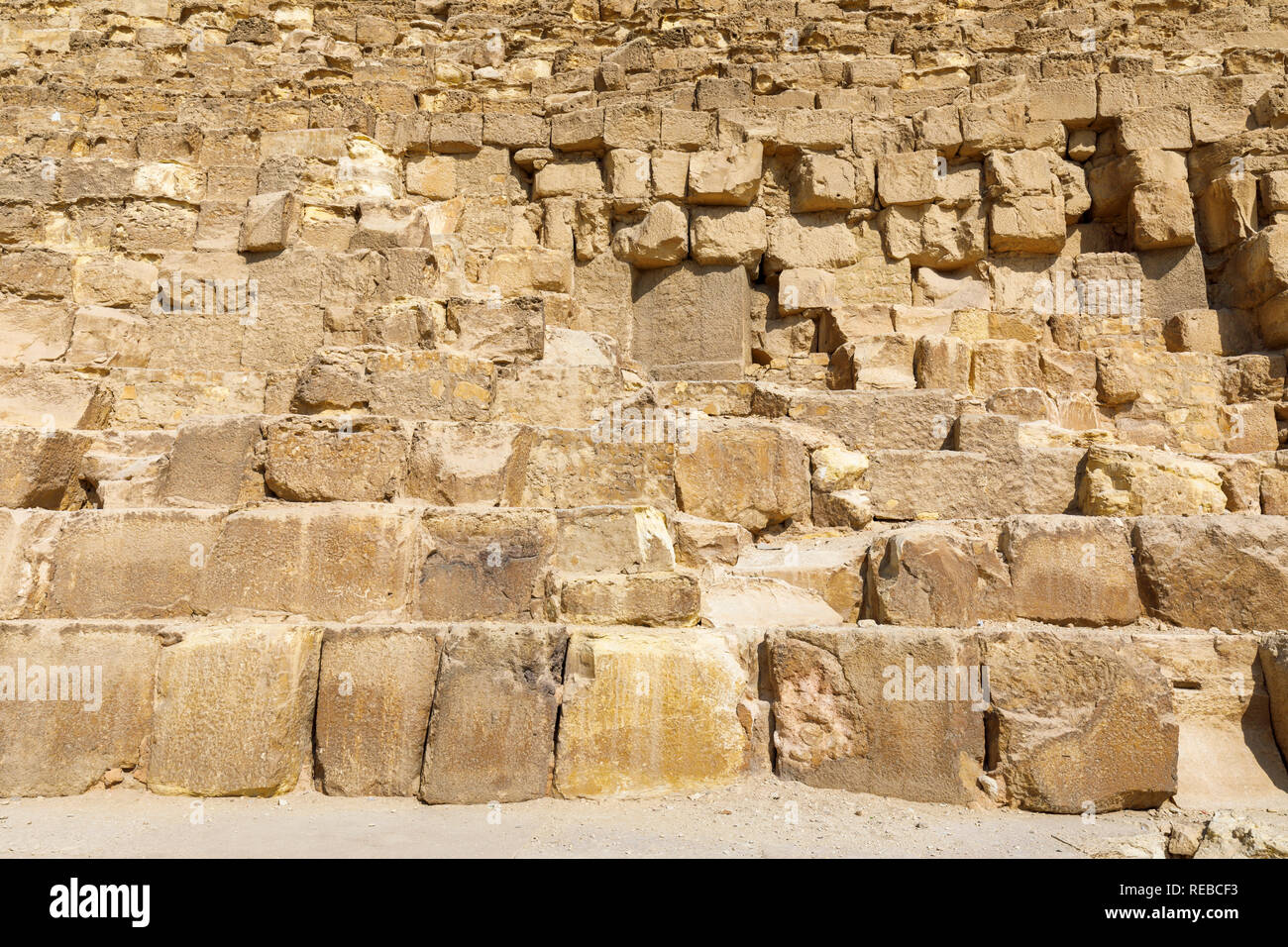Grandi blocchi di calcare, pietra sulla Grande Piramide di Khufu (piramide di Cheope), altopiano di Giza, il Cairo, Egitto Foto Stock