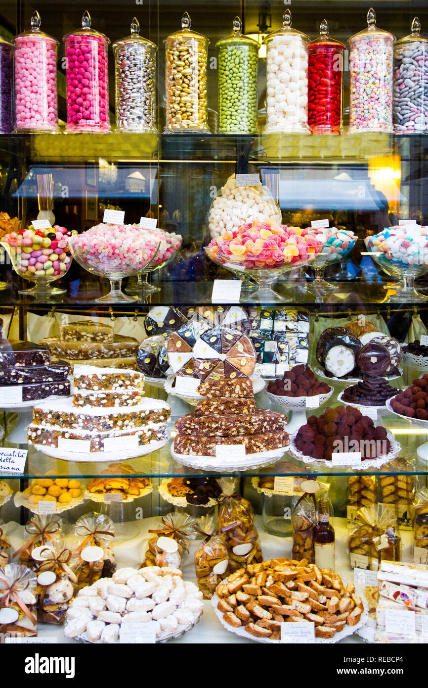 Negozio di dolciumi finestra - un negozio di dolciumi finestra attrae i viaggiatori a fermarsi per un trattamento. Firenze, Italia Foto Stock