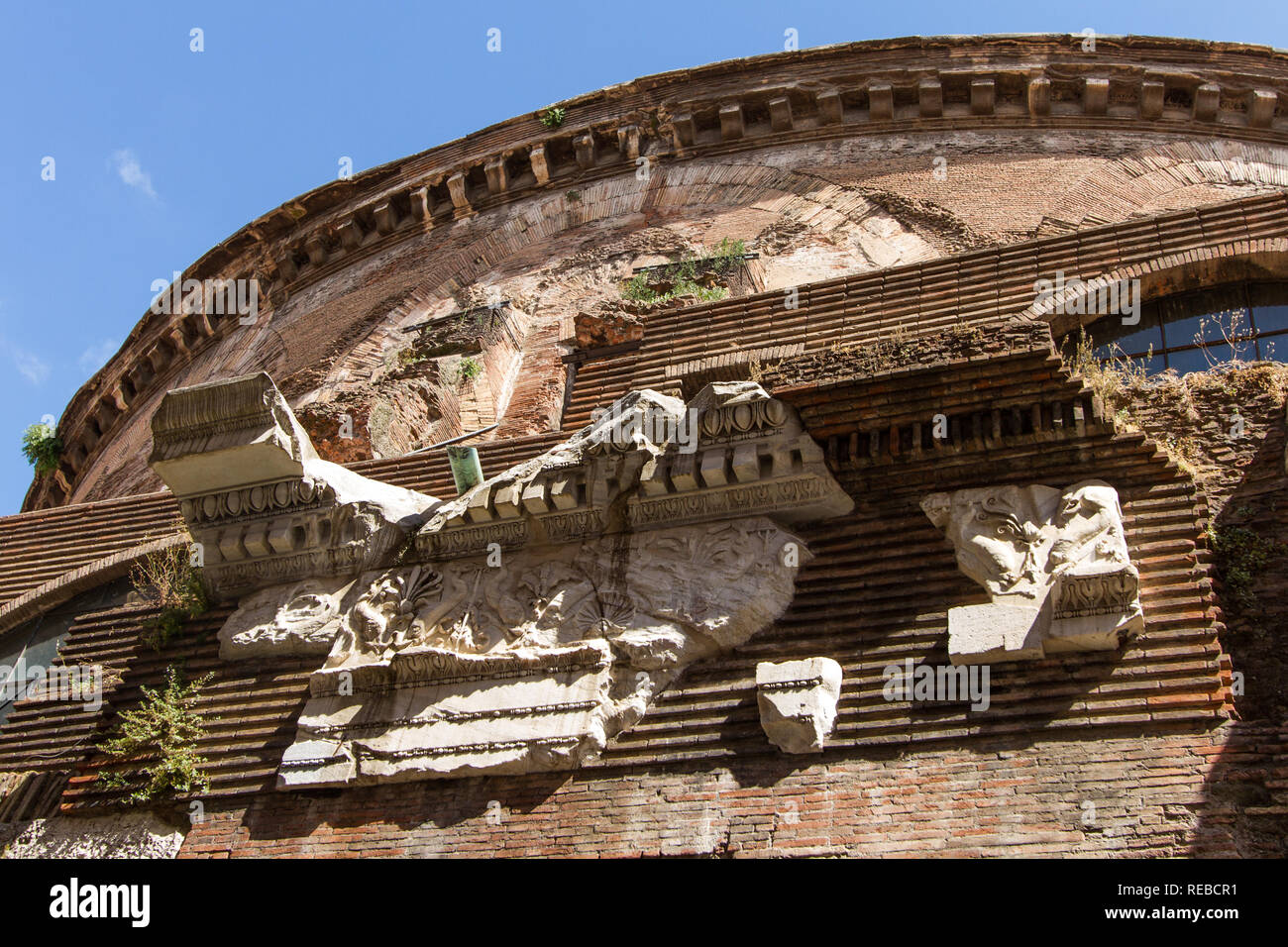 La facciata romana - Osservando i resti della facciata in pietra che copre i lati di mattoni delle antiche, a cupola Pantheon. Roma, Italia Foto Stock