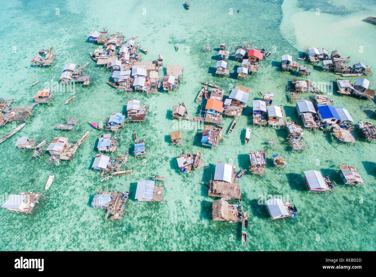 Bella vista aerea borneo zingari del mare del villaggio di acqua in Omadal Isola, Semporna Sabah, Malesia. Foto Stock