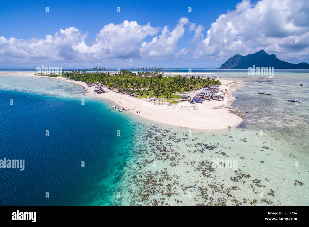 Vista aerea di isola Maiga panorama, splendida laguna blu e barriera corallina. Foto Stock