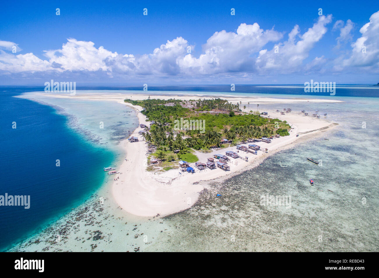Vista aerea di isola Maiga panorama, splendida laguna blu e barriera corallina. Foto Stock