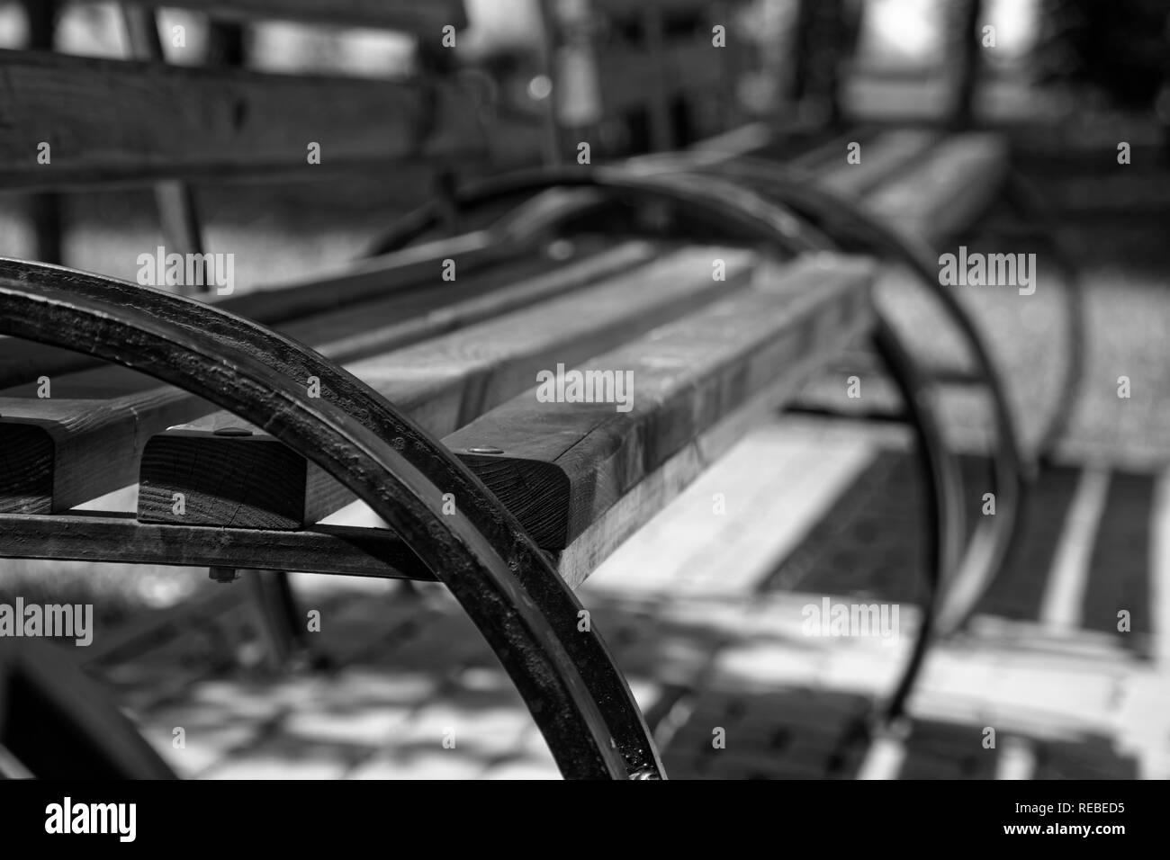 Banco monocromatica in parco pubblico, giornata soleggiata, tempo chiaro. Foto Stock