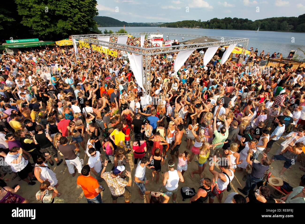 Sundance Festival, Festa da ballo con techno e musica house, in Seaside Beach Club al lago Baldeneysee, Essen Foto Stock