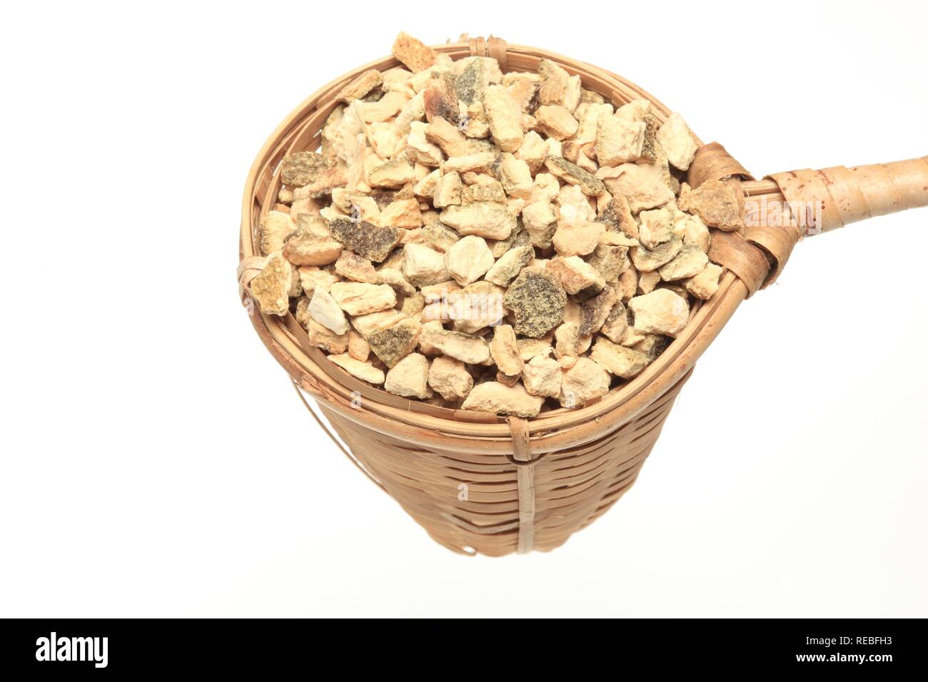 Bucce essiccate di Curacao-Orange (Citrus aurantium currassuviensis), utilizzato per aromatizzare, alcool o come un frutto del tè Foto Stock