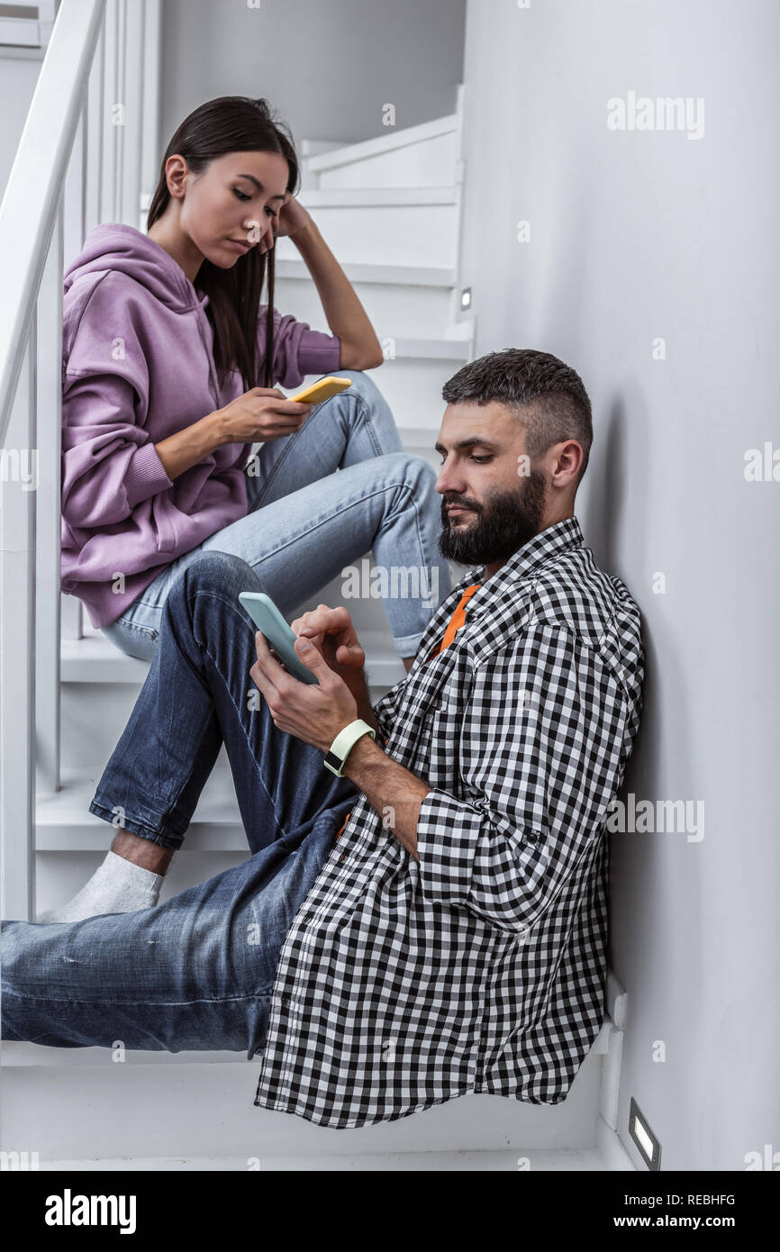Paio di tossicodipendenti in social media utilizzando il proprio smartphone Foto Stock