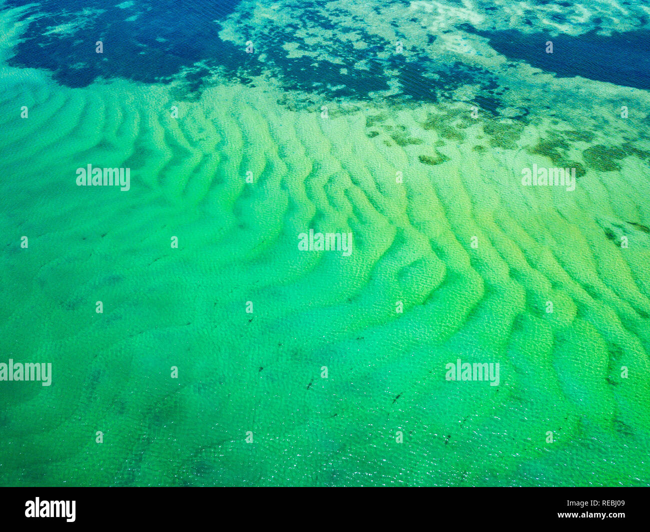 Modelli di incredibile e le texture a sinistra dalla sabbia con acque turchesi scintillanti di sopra. Pumicestone passaggio, Sunshine Coast, QLD, Australia. Foto Stock