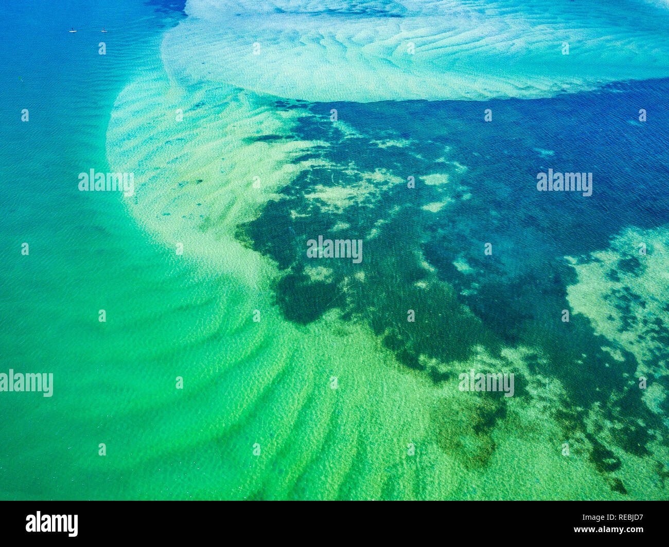 Modelli di incredibile e le texture a sinistra dalla sabbia con acque turchesi scintillanti di sopra. Pumicestone passaggio, Sunshine Coast, QLD, Australia. Foto Stock