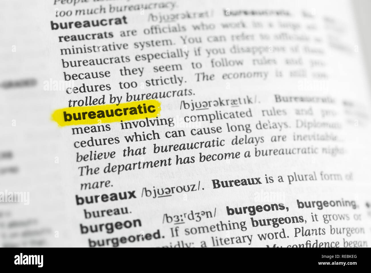 Evidenziate la parola inglese "burocratico" e la sua definizione in dizionario. Foto Stock