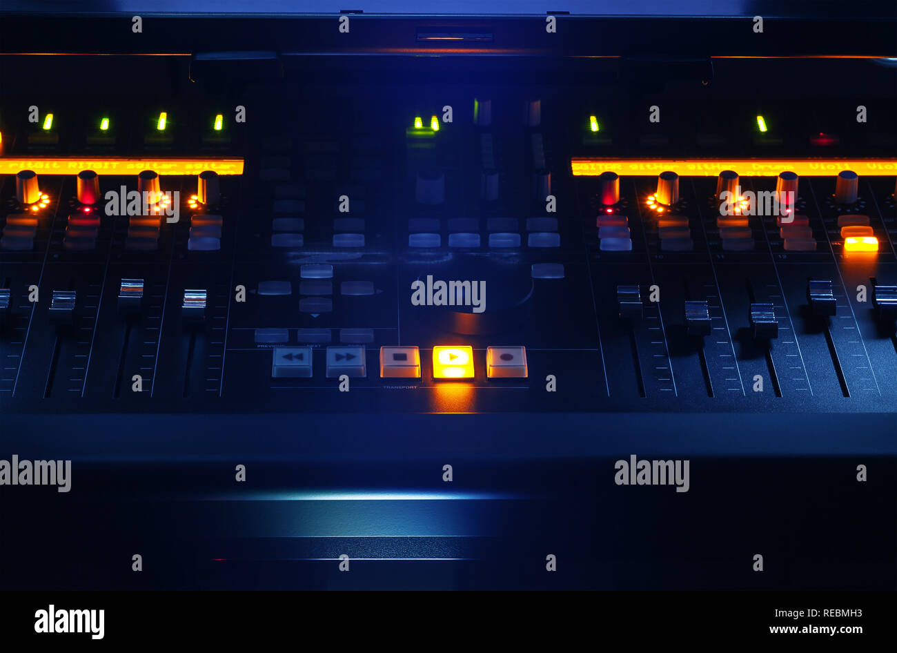 Musica moderna attrezzatura studio, closeup vista della console di mixaggio. Foto Stock