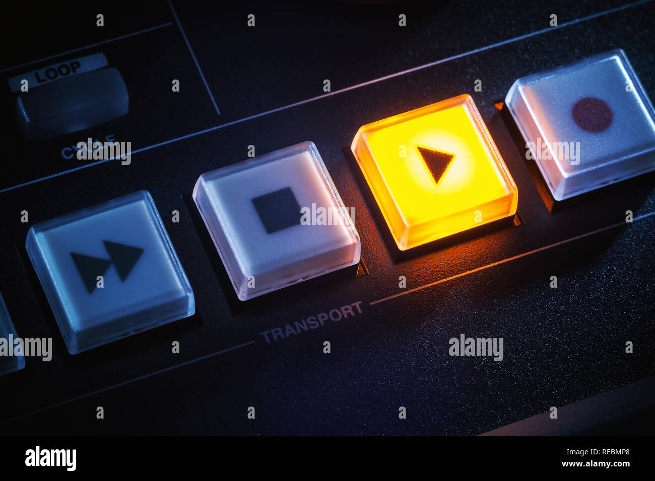 Dettagli della barra di trasporto di una console di mixaggio, il pulsante di riproduzione è on. Foto Stock