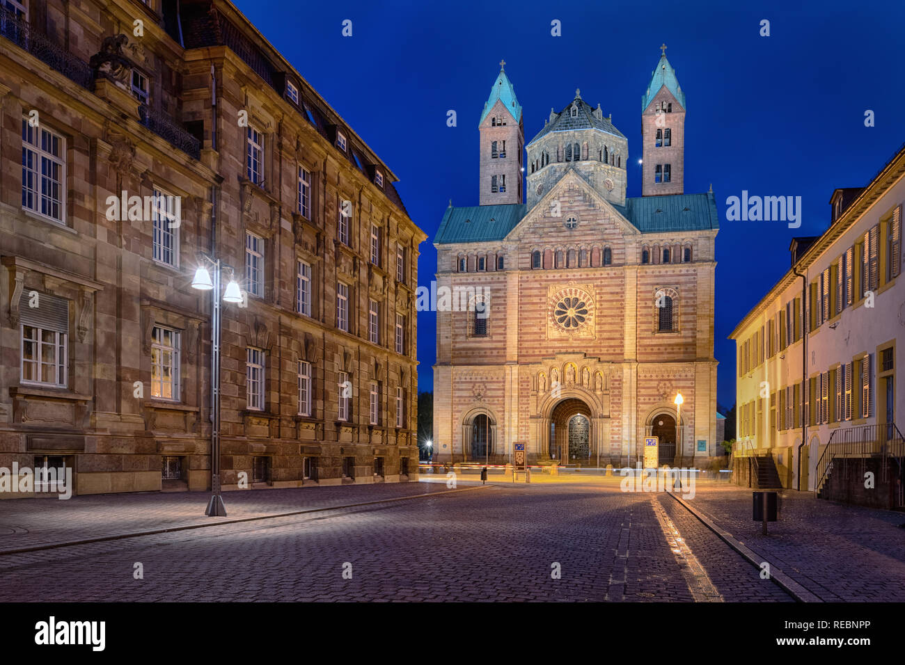 La facciata della Cattedrale di Speyer (Dom zu Speyer) al tramonto, Germania Foto Stock
