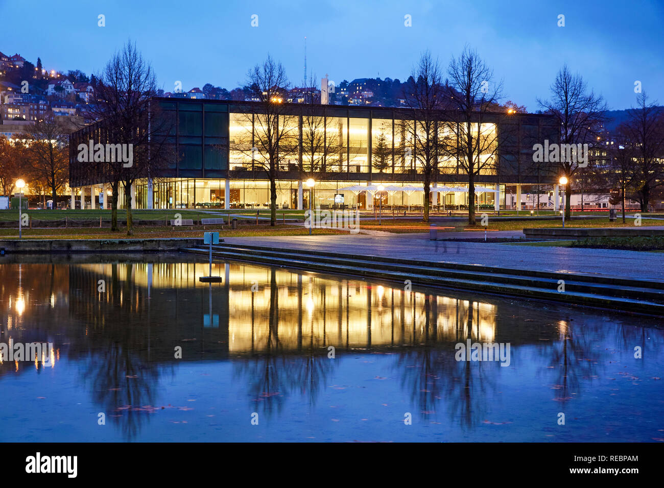 'Visitor Center del Landtag' Museum di Stoccarda accesa al crepuscolo Foto Stock