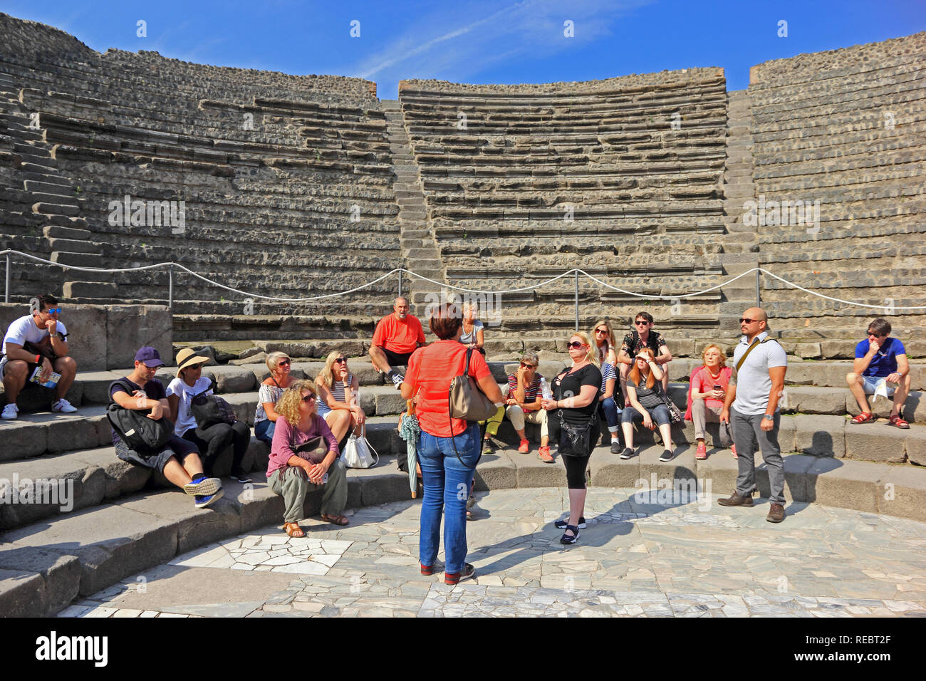 Guida turistica di parlare ai turisti, Teatro Grande, Pompei Foto Stock