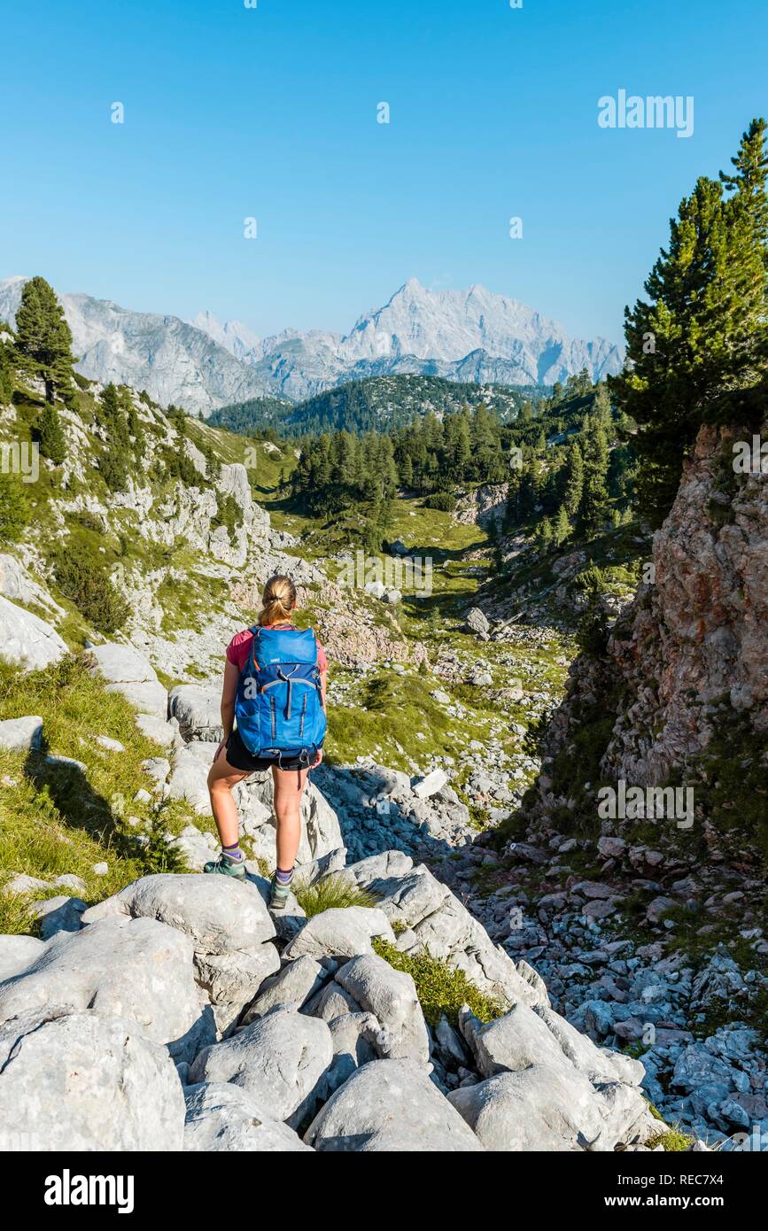 Escursionista mit zaino appare in lontananza, sentiero escursionistico in Funtenseetauern, dietro il Watzmann, Parco Nazionale di Berchtesgaden. Foto Stock