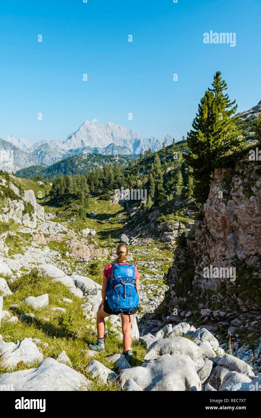 Escursionista mit zaino appare in lontananza, sentiero escursionistico in Funtenseetauern, dietro il Watzmann, Parco Nazionale di Berchtesgaden. Foto Stock