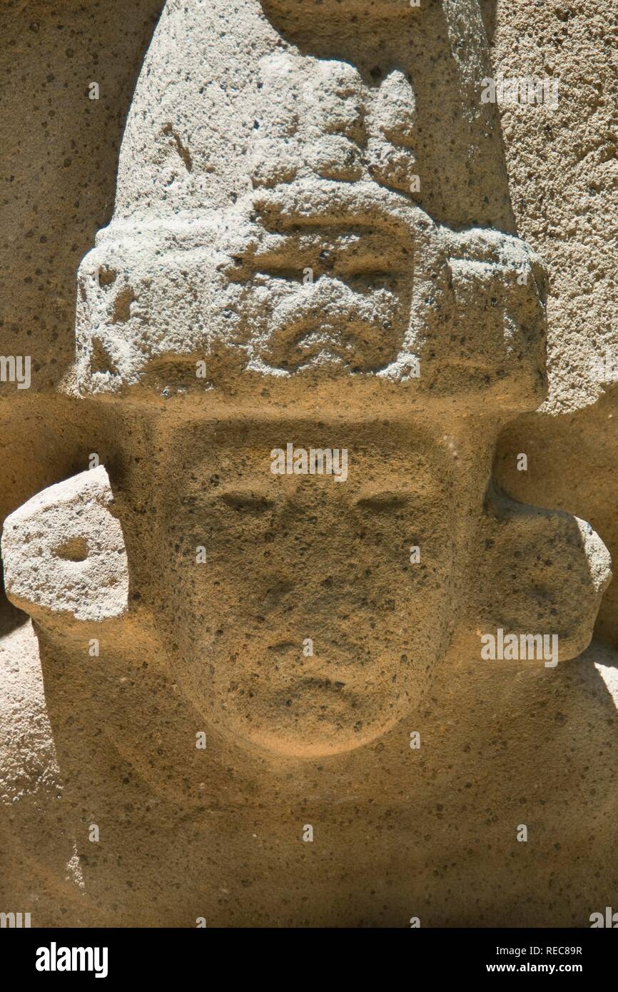 Altare dei figli, Olmec gigante di pietra di testa e la scultura, Museo del Parco La Venta, Villahermosa, Yucatan, Messico Foto Stock
