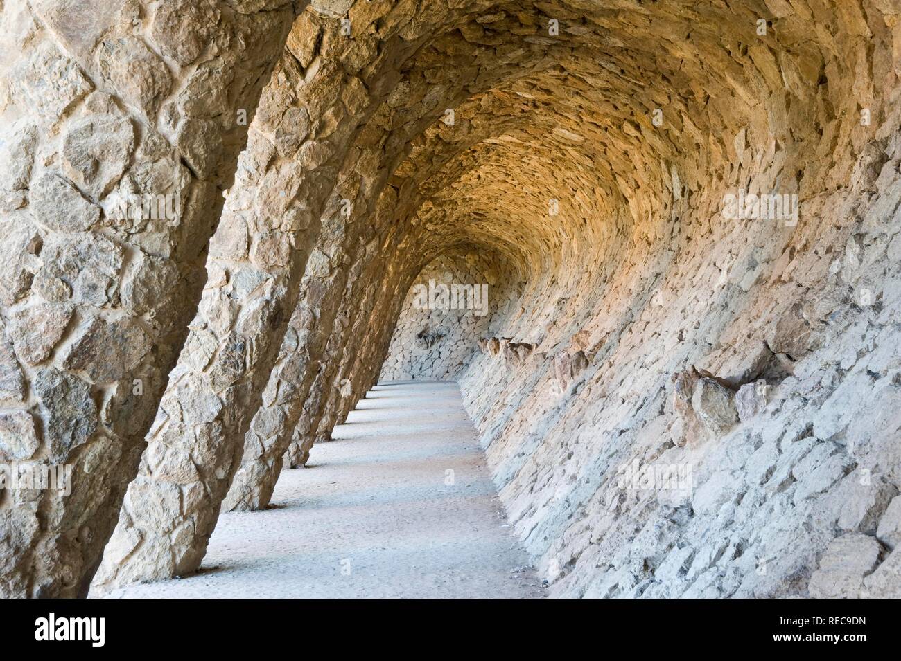 Sentiero di Colonnata, Parco Gueell, Antonio Gaudi architetto, Sito Patrimonio Mondiale dell'Unesco, quartiere Gracia, barcellona catalogna Foto Stock