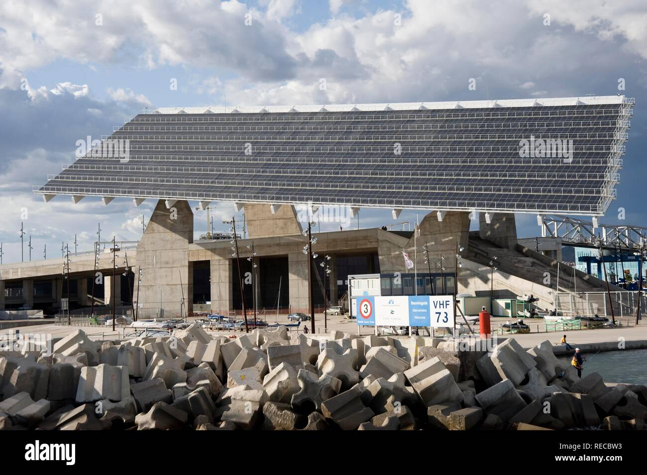 Pergola fotovoltaica, Diagonal Mar, Waterfront, Barcellona, in Catalogna, Spagna, Europa Foto Stock