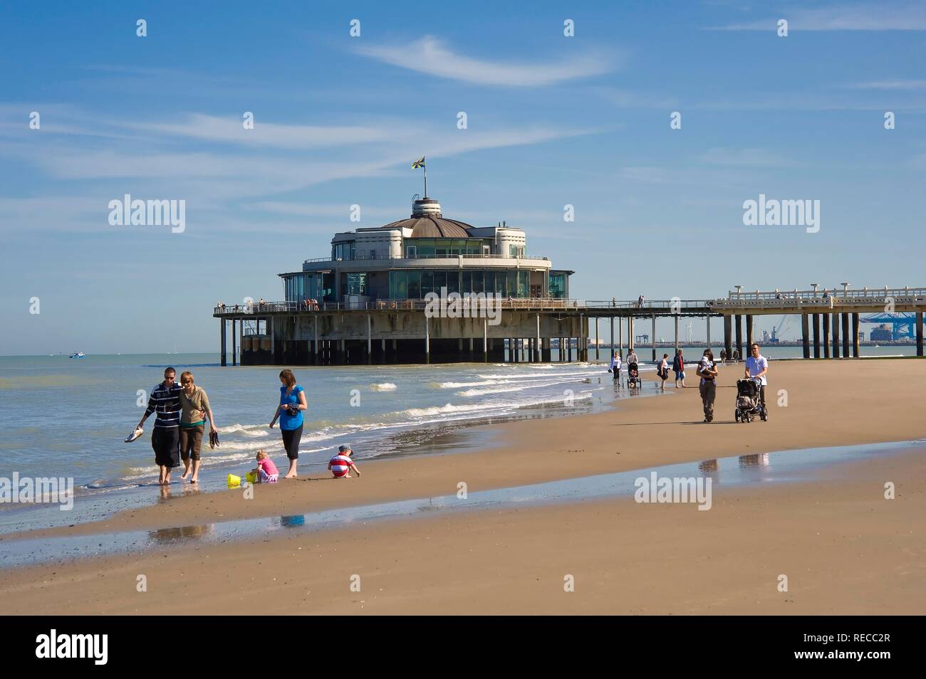 La gente sulla spiaggia, Blankenberge Pier, costa del Mare del Nord, Belgio, Europa Foto Stock